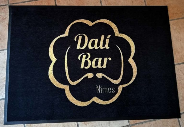 Tapis imprimé bar à Nîmes Gard