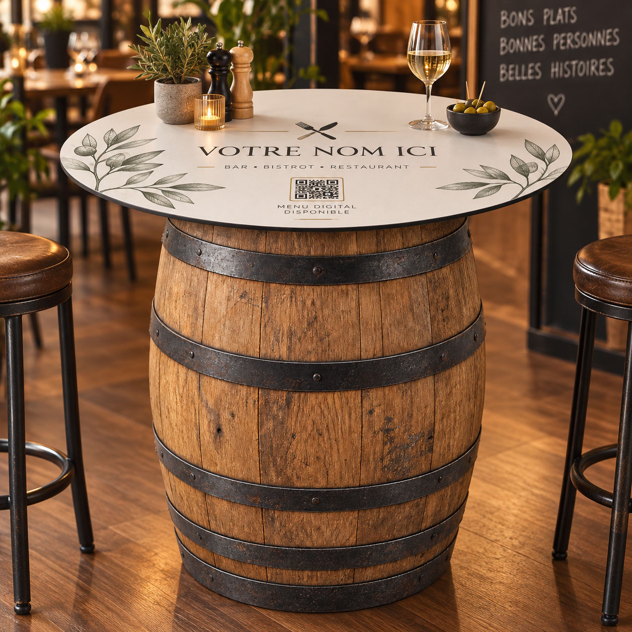 Plateau personnalisé pour restaurant sur un tonneau, avec logo et QR code du menu
